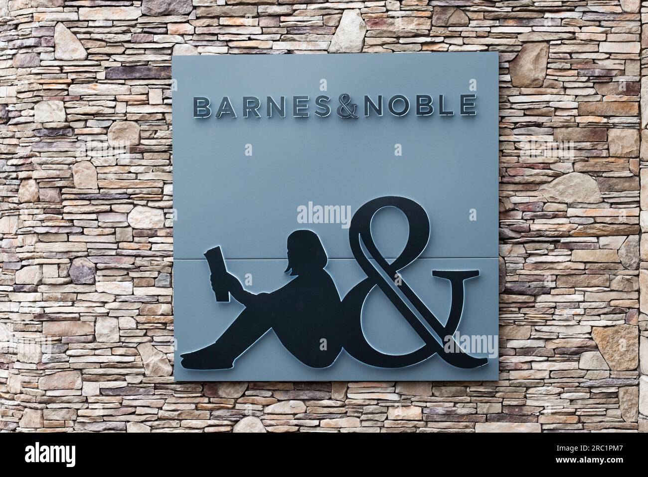 Il logo Barnes & Noble all'esterno del centro commerciale Danbury Fair, visto dal parcheggio. Foto Stock