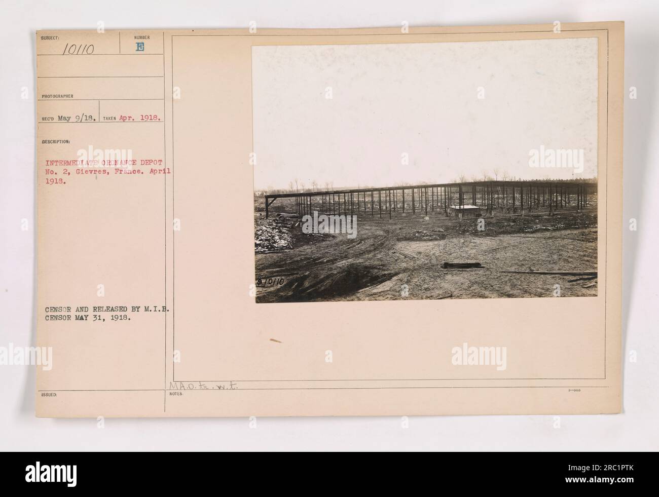 "Questa fotografia raffigura l'Intermediate Ordnance Depot #2 a Gievres, Francia, nell'aprile 1918. È stato scattato da un fotografo di nome RECO il 1918 aprile. All'immagine è stata rilasciata una descrizione numero 10110. La fotografia è stata censurata e pubblicata da M.I.B. censor il 31 maggio 1918. Porta il timbro di M.A.O. to.w.t. e ha la notazione MOHO --xx.' Foto Stock