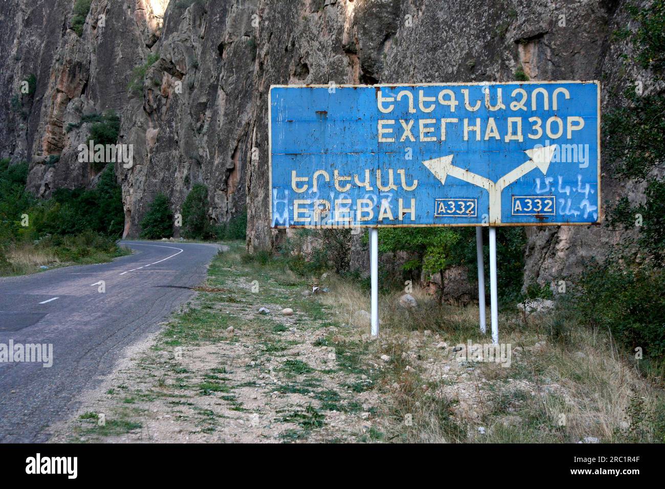 Un cartello stradale fatiscente in armeno e cirillico, Armenia Foto Stock