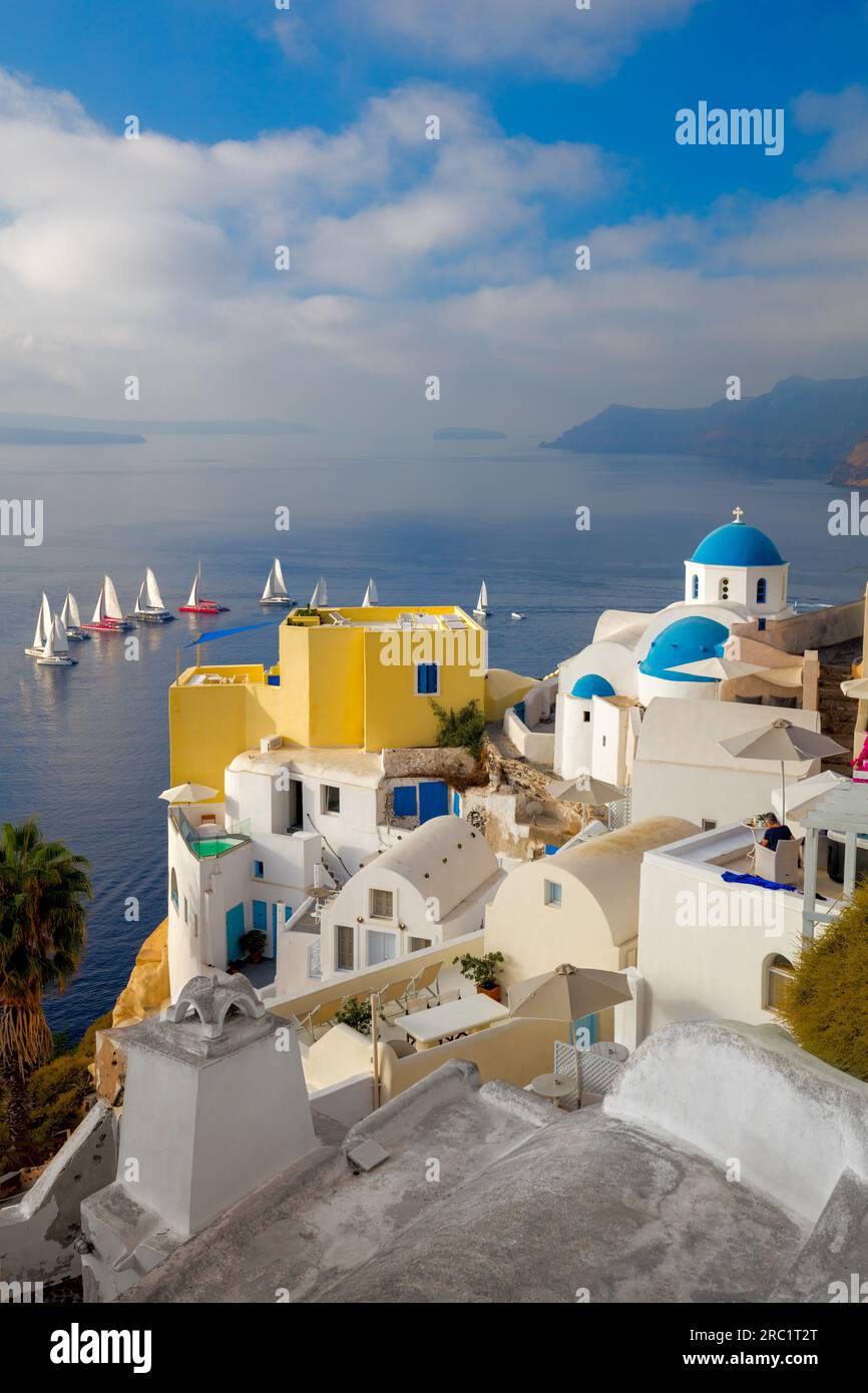 Santorini, Grecia. La famosa vista delle attrazioni turistiche di Santorini: Case bianche, cupole blu e yacht nel mare azzurro. Isola di Santorini, Grecia, Europa Foto Stock