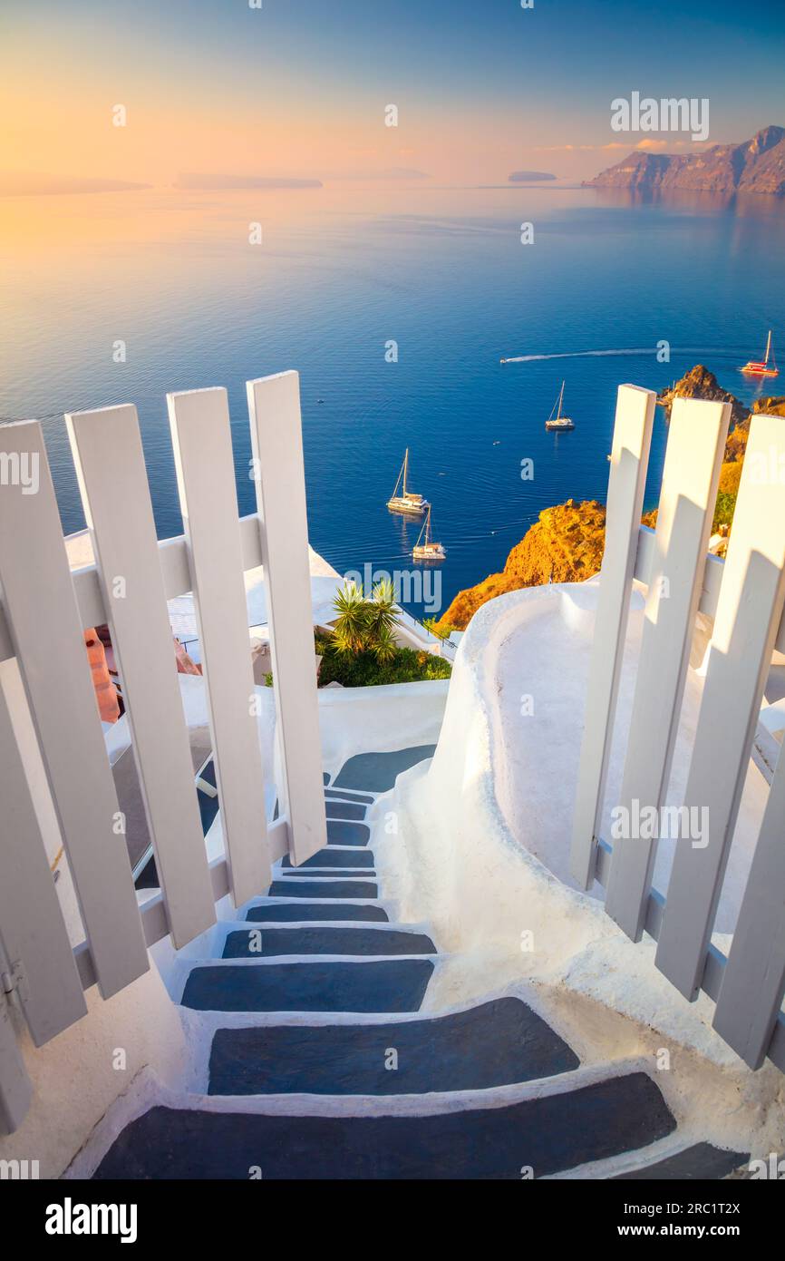 Gateway per riposare. Santorini, Grecia. Architettura bianca, porte aperte e scalini per il mare blu dell'isola di Santorini, Oia. Vacanze in Grecia, Santorini. Foto Stock