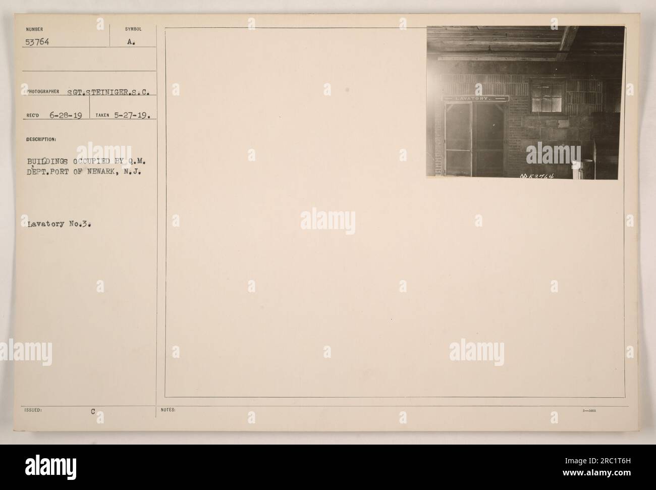 Questa immagine mostra gli edifici occupati dal Q.M. Dipartimento al porto di Newark, New Jersey. L'edificio specifico evidenziato nella foto è il Lavatorio n. 3. La foto è stata scattata il 27 maggio 1919 dal fotografo Sgt. Steiniger ed è stata etichettata con il numero 53764. Foto Stock