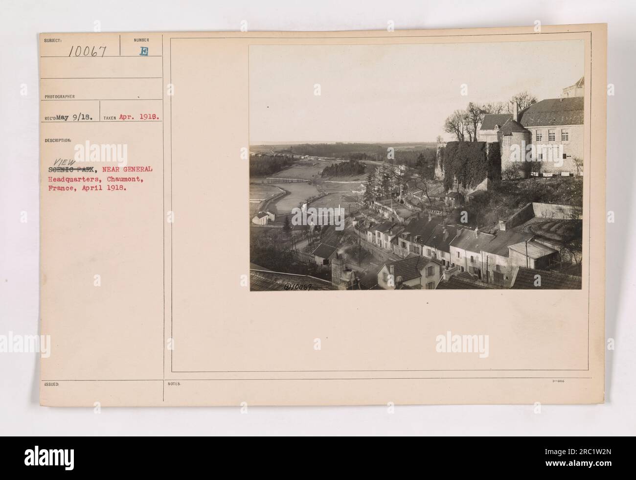 I soldati si riuniscono vicino a un parco, vicino al quartier generale a Chaumont, in Francia, nell'aprile 1918 durante la prima guerra mondiale. La foto è stata scattata da EcoMay il 9 aprile 1918. Foto Stock