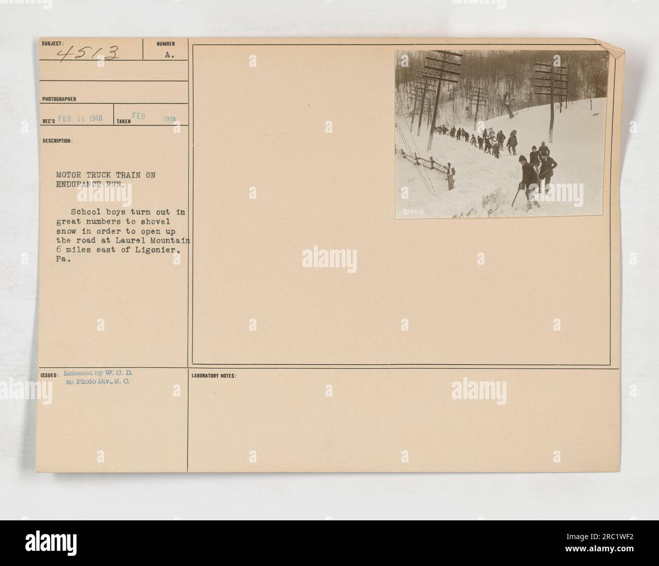 "I ragazzi della scuola aiutano a sgombrare la neve per sgombrare la strada a Laurel Mountain, 10 km a est di Ligonier, Pennsylvania, durante una corsa di resistenza condotta da un treno autocarro. Data: 18 febbraio 1918." Foto Stock