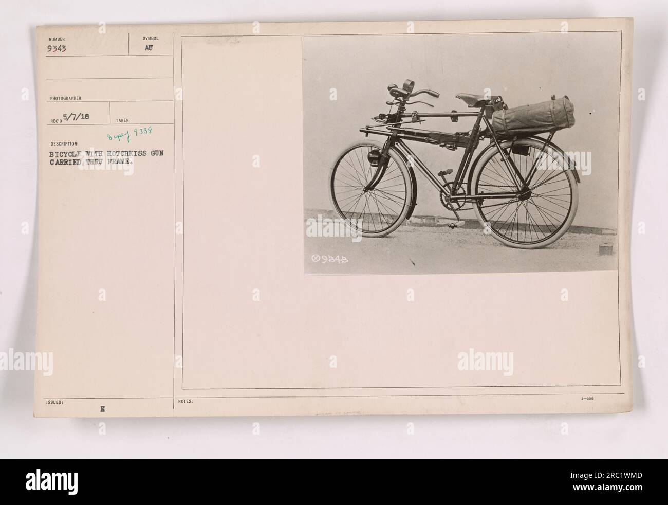 Soldati che trasportano una bicicletta con una pistola Hotchkiss attaccata al telaio. La fotografia mostra un'attività militare durante la prima guerra mondiale. Foto Stock