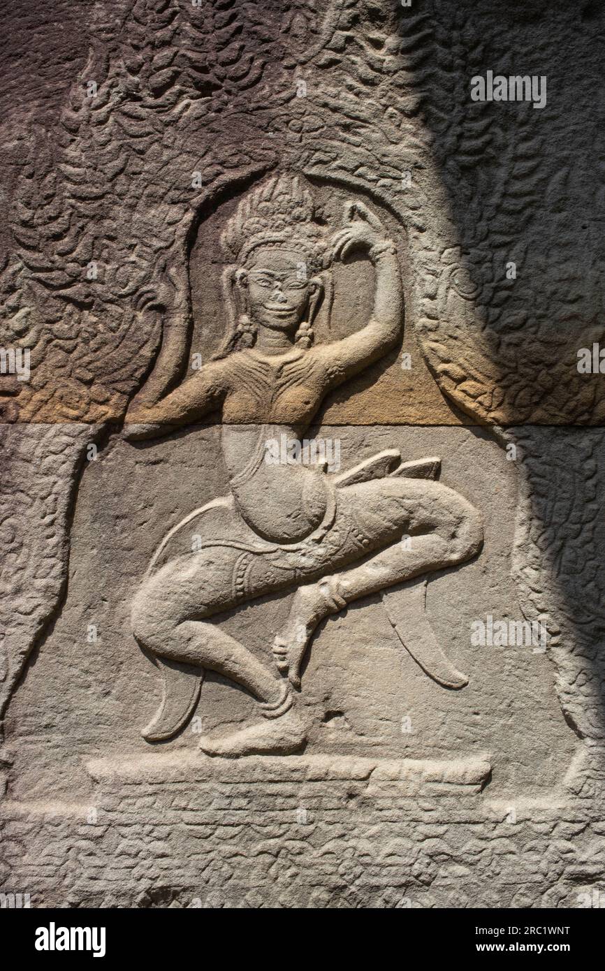 Cambogia: Danzare apsara (Ninfa Celestiale) su un pilastro a Banteay Kdei, Angkor. Banteay Kdei si trova a sud-est di Ta Prohm e ad est di Angkor Thom. Fu costruito tra la fine del XII e l'inizio del XIII secolo durante il regno di Jayavarman VII, è un tempio buddista in stile Bayon, simile nel piano a Ta Prohm e Preah Khan, ma meno complesso e più piccolo. Foto Stock
