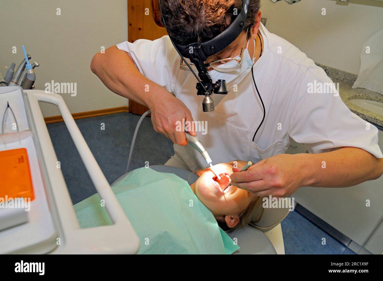 Ragazza del dentista, paziente, esercitazione, studio medico, trattamento, esame, protezione della bocca Foto Stock