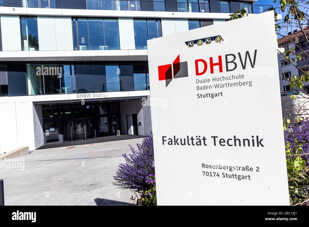Nuovo edificio della Facoltà di Ingegneria, vista esterna della Baden-Wuerttemberg Cooperative State University con logo DHBW, Stoccarda Foto Stock