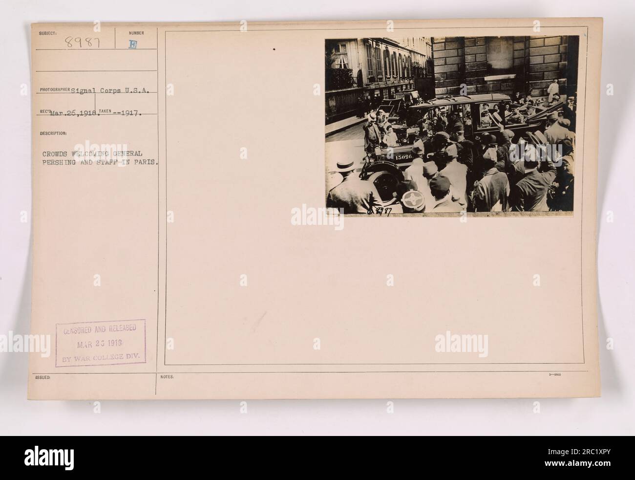 Il generale Pershing e il suo staff sono accolti dalla folla a Parigi. Questa fotografia è stata scattata il 26 marzo 1918 ed è numerata 111-SC-8987. Il fotografo, Signal Corps U.S.A., ha catturato questa immagine. È stato pubblicato il 23 marzo 1913 dalla War College Division e contiene banconote numerate 3787. Foto Stock