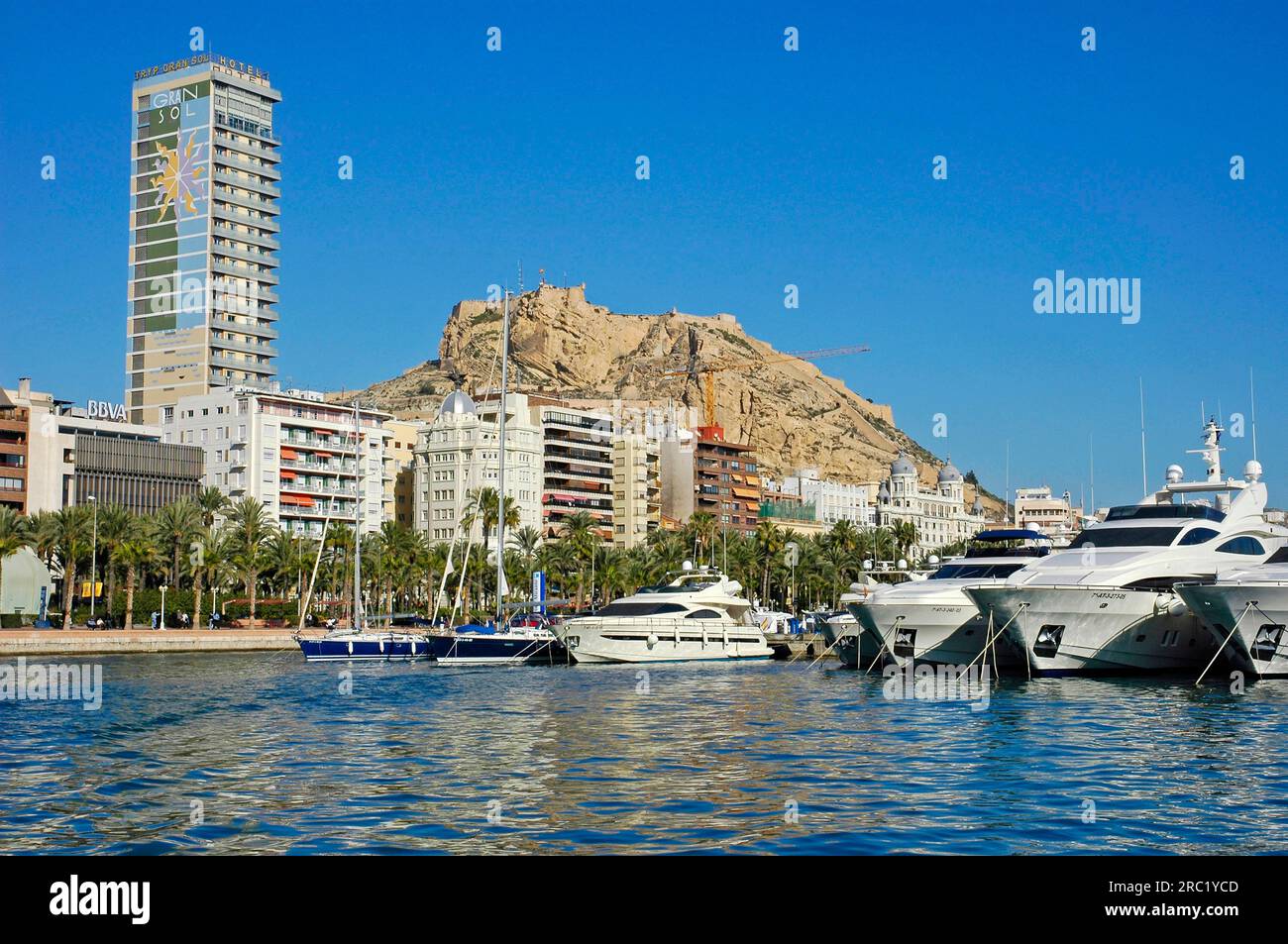 Porticciolo e hotel Tryp Gran Sol, Alicante, Costa Blanca, Spagna Foto Stock