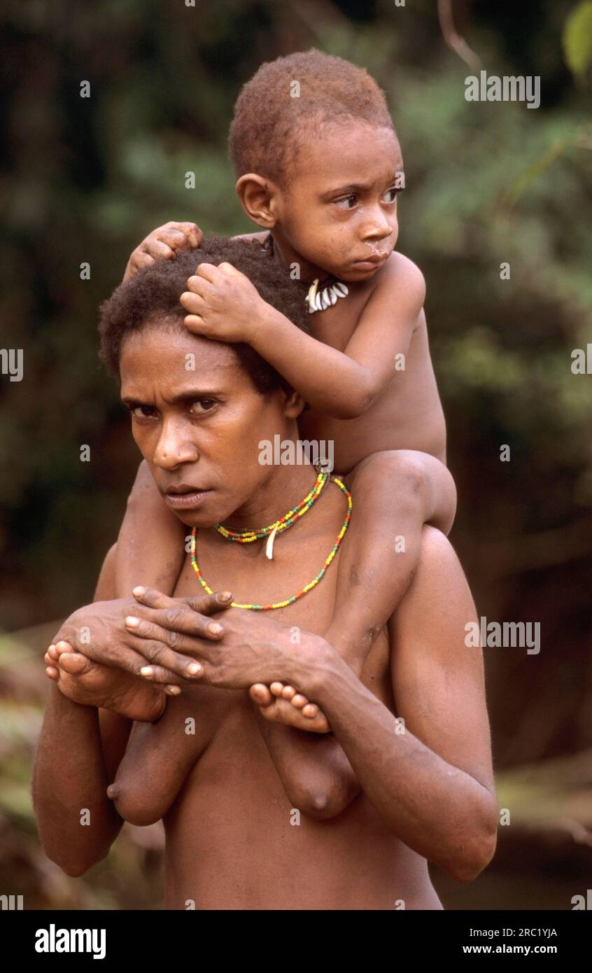 Donna e figlia del popolo Korowai, Papua Occidentale, nuova Guinea Occidentale, Irian-Jaya, popolo degli alberi, Indonesia Foto Stock
