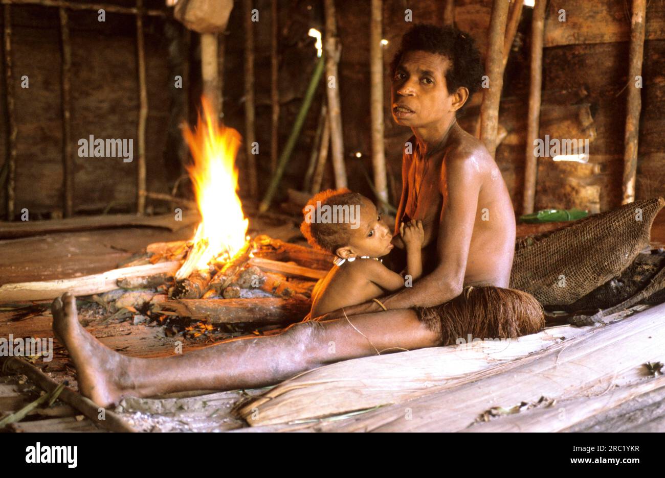 Donna e figlia del popolo Korowai, Papua Occidentale, nuova Guinea Occidentale, Irian-Jaya, popolo degli alberi, Indonesia Foto Stock