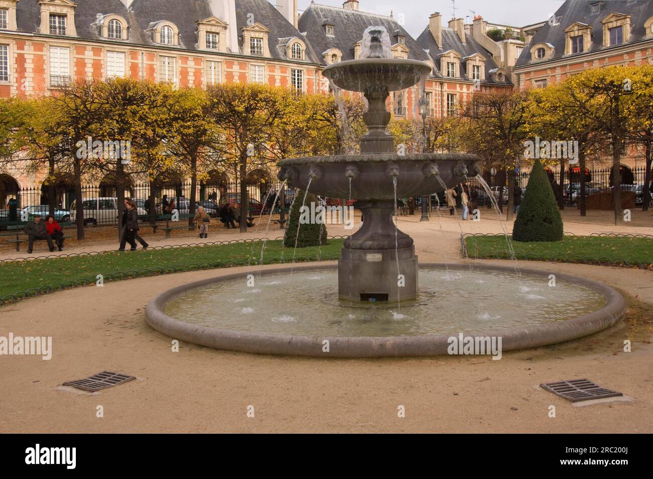 Fontana, Place des Vosges, Marais, Parigi, Francia Foto Stock