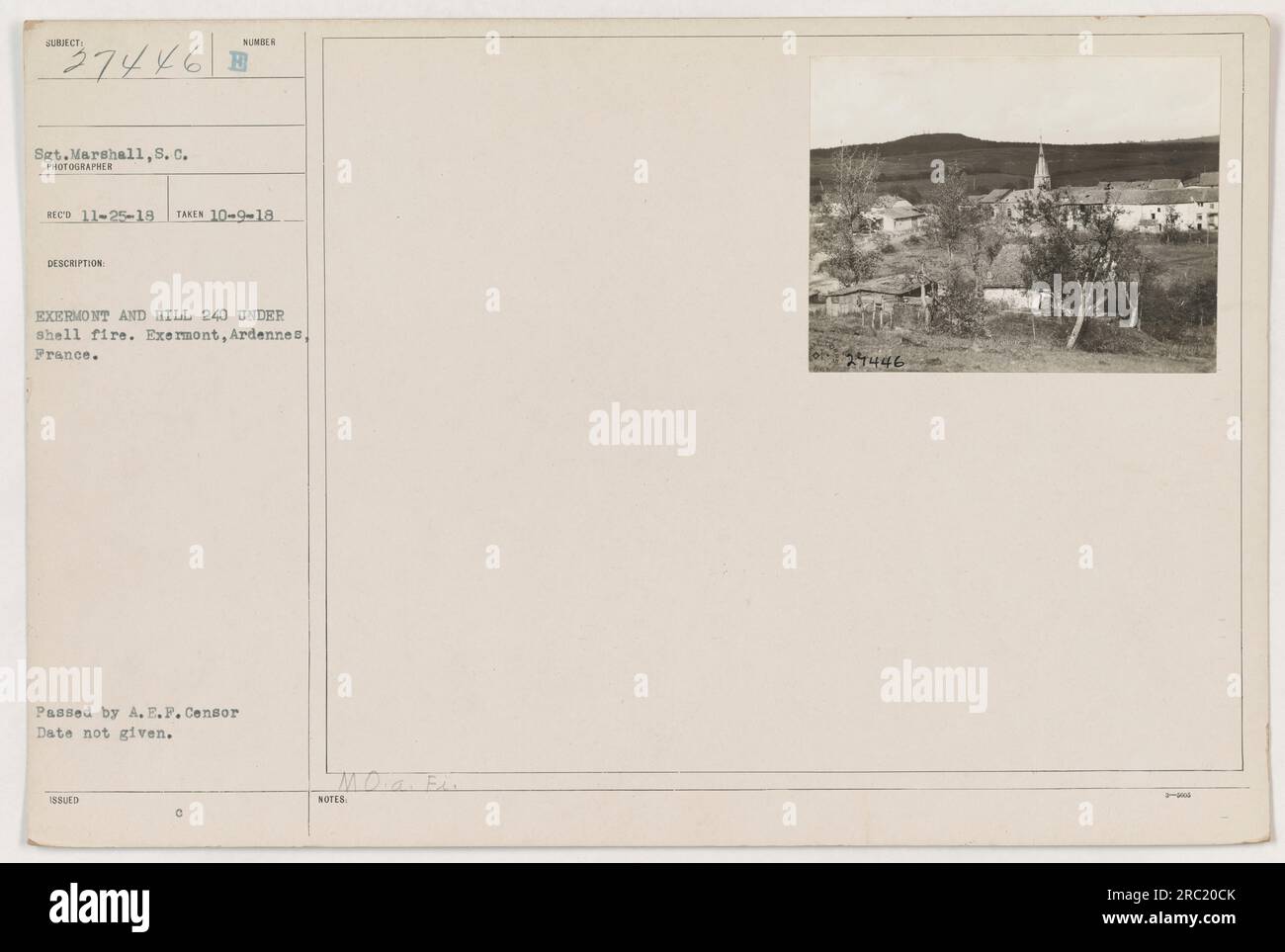 Sgt. Marshall, S.C., è raffigurato sotto fuoco di proiettili a Exermont, Ardennes, Francia. Questa foto è stata scattata il 9 ottobre 1918 e pubblicata dalla A.E.F. Censor. Fa parte della collezione 111-SC-27446 delle attività militari americane durante la prima guerra mondiale. Foto Stock