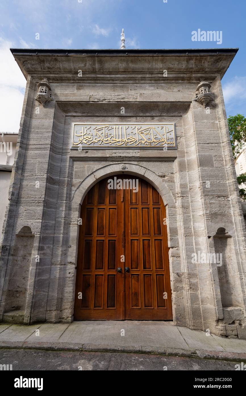 Ingresso laterale della Moschea Ayazma, o Ayazma Camii, una moschea in stile barocco ottomano situata nel quartiere di Uskudar, Istanbul, Turchia, sul lato asiatico dello stretto del Bosforo Foto Stock