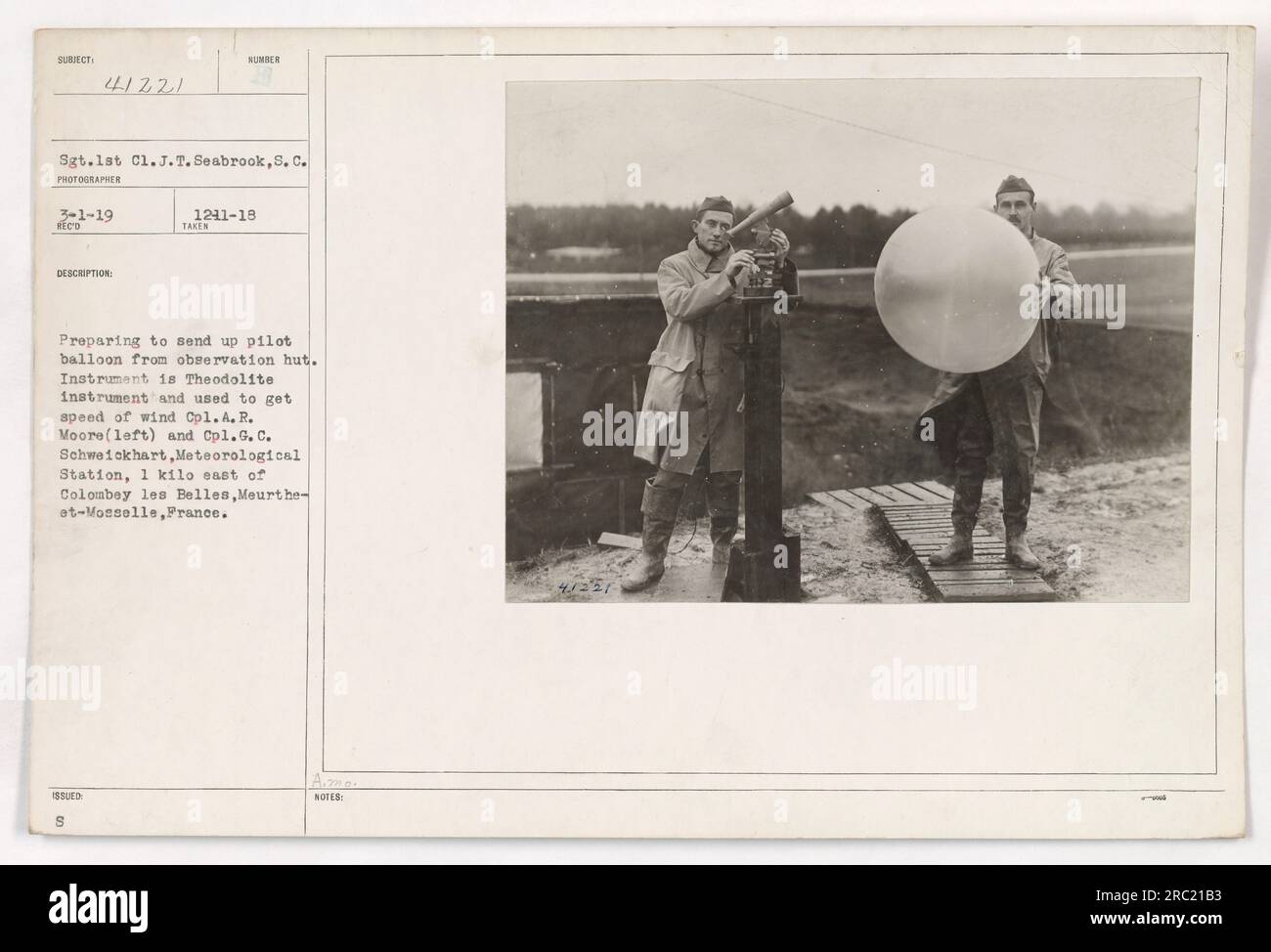 Sgt. 1st Cl. J.T. Seabrook, dalla Carolina del Sud, si sta preparando a inviare una mongolfiera pilota da una capanna di osservazione. Lo strumento utilizzato è una teodolite, utilizzata per misurare la velocità del vento. CPL. A.R. Moore e il CPL. G.C. Schweickhart dalla stazione meteorologica può essere visto accanto a lui. La fotografia è stata scattata il 1 marzo 1919, in un luogo 1 km a est di Colombey les Belles a Meurthe-et-Moselle, in Francia. Foto Stock