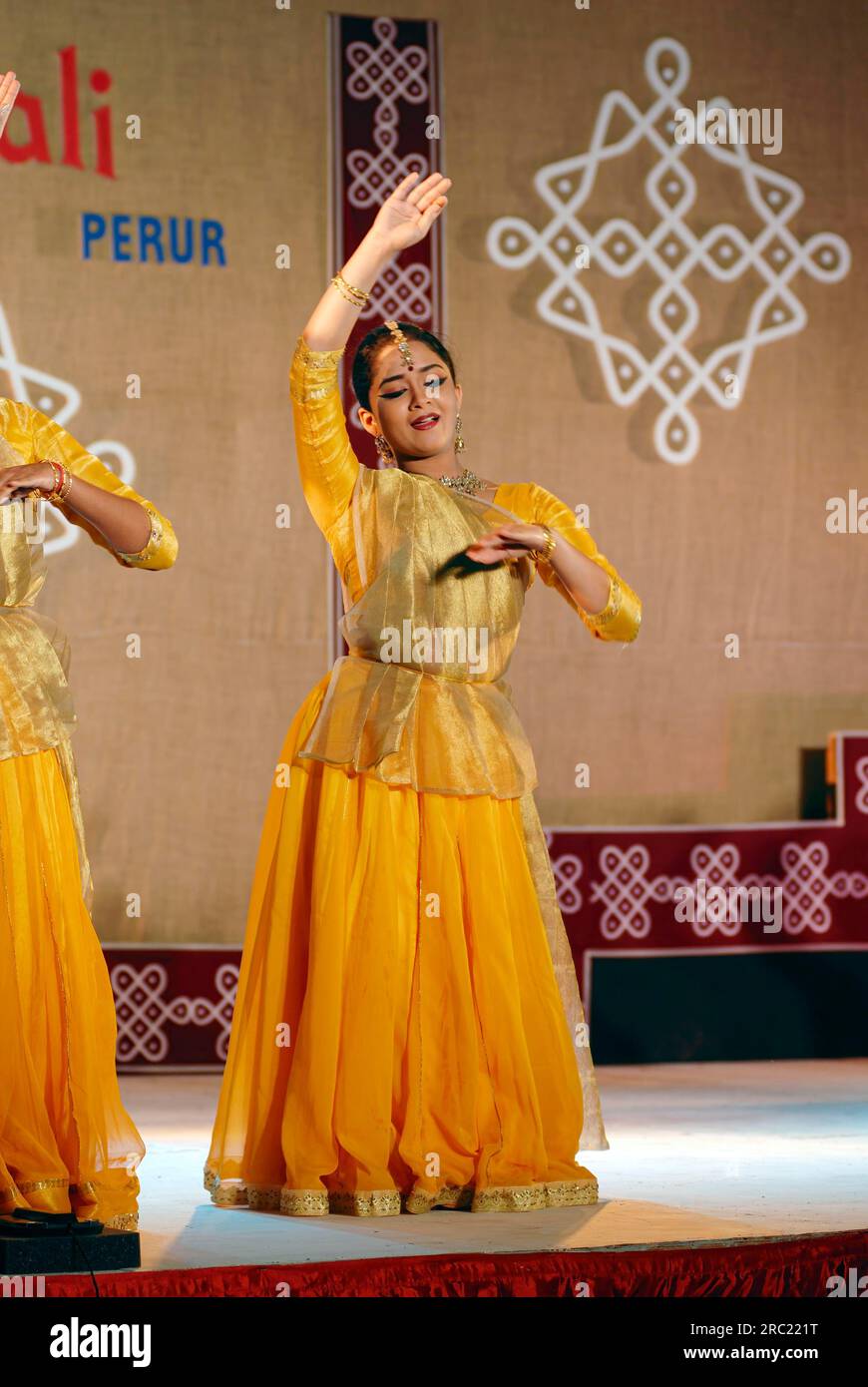 Ballo di Kathak nel festival di Natiyanjali nel tempio di Perur, Tamil Nadu, India Foto Stock