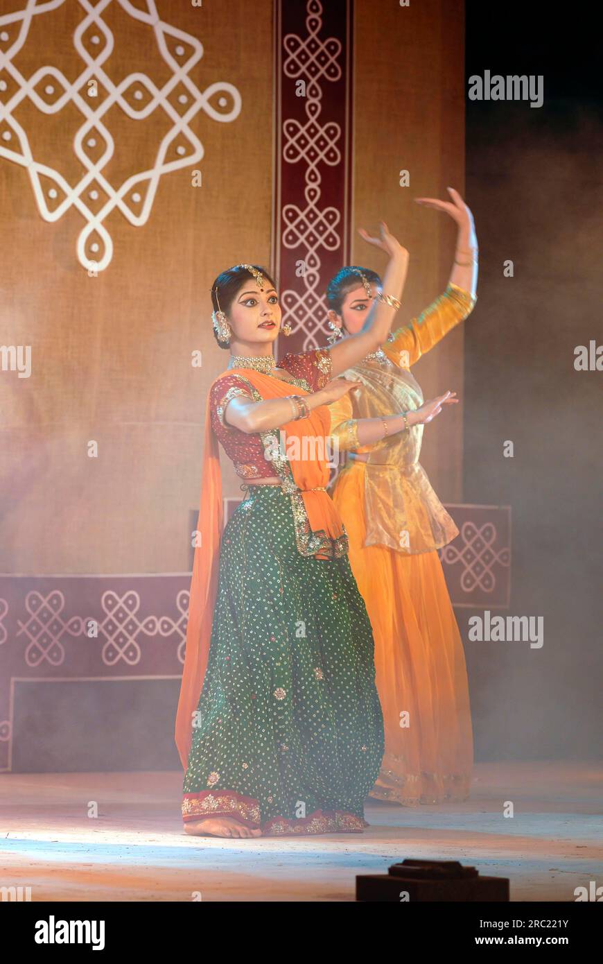 Ballo di Kathak nel festival di Natiyanjali nel tempio di Perur, Tamil Nadu, India Foto Stock