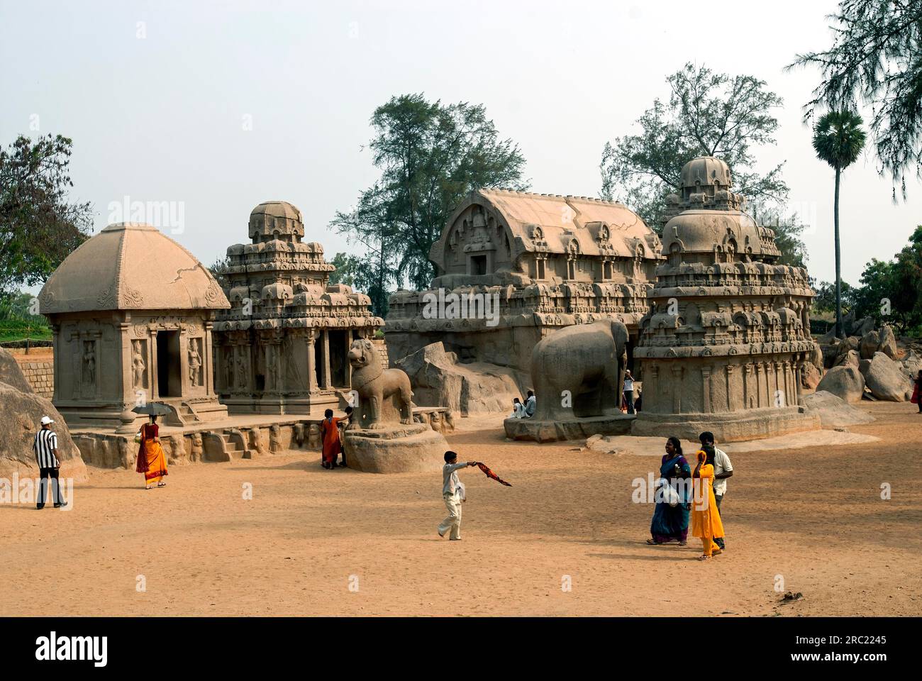 Cinque Rathas monolitiche di architettura rupestre risalenti alla fine del VII secolo a Mahabalipuram Mamallapuram vicino a Chennai, Tamil Nadu, India meridionale Foto Stock