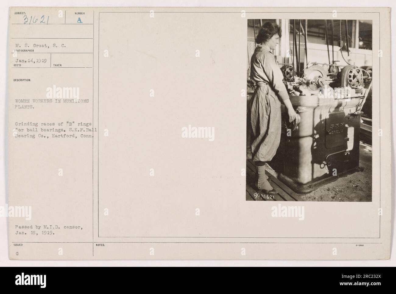 In questa foto, scattata il 14 gennaio 1919, vediamo donne lavoratrici presso la S.K.F. Ball Bearing Co. A Hartford, Connecticut. Le donne sono viste macinare le razze degli anelli "B" per i cuscinetti a sfere per sostenere lo sforzo bellico. Questa immagine è stata cancellata dalla censura M.I.D. il 15 gennaio 1919. Foto Stock