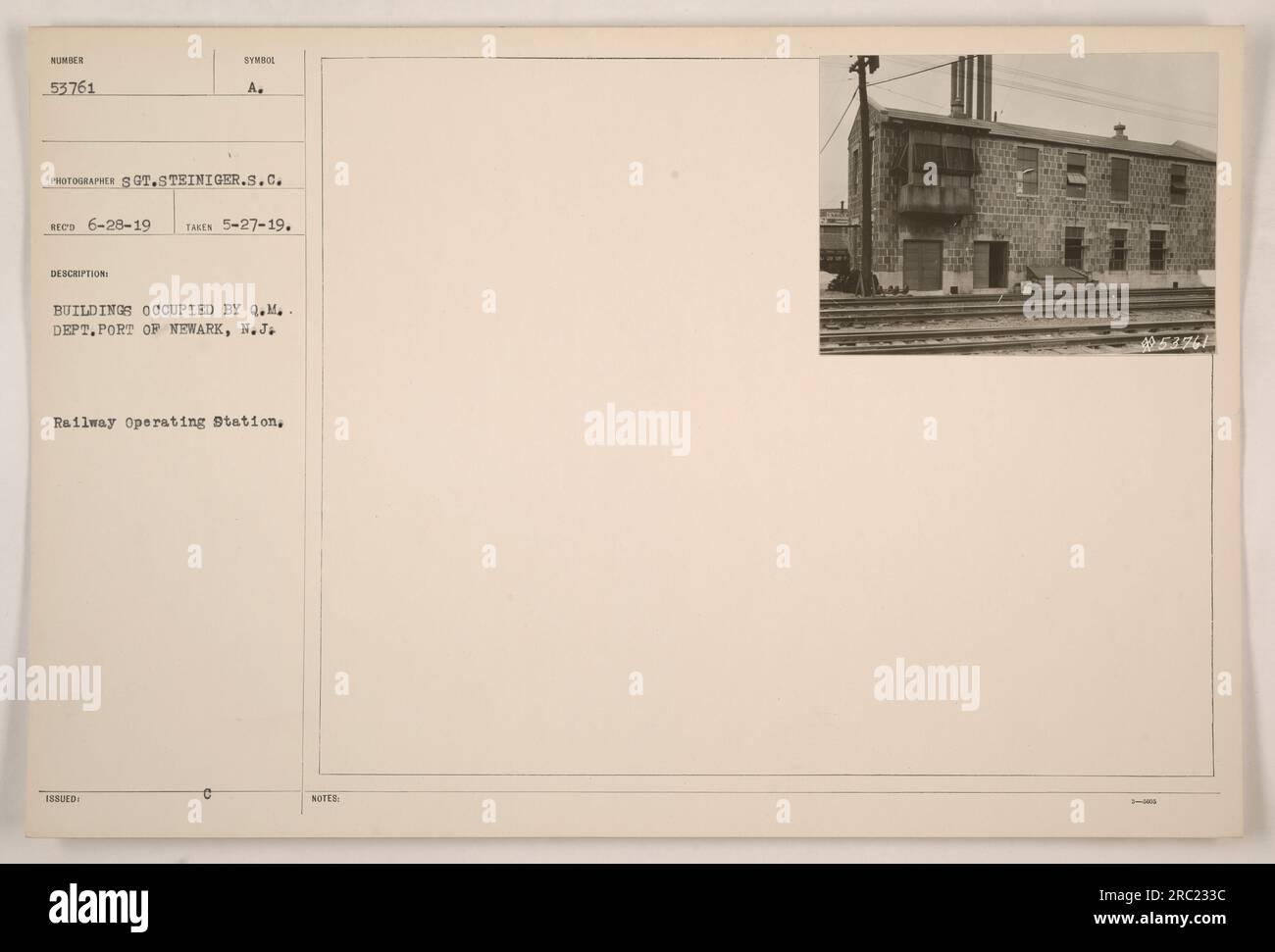 La fotografia scattata il 27 maggio 1919 mostra gli edifici occupati dal Dipartimento dei Quartermaster nel porto di Newark, New Jersey. L'immagine cattura la stazione ferroviaria e le strutture circostanti. Il fotografo, il sergente Steiniger, fece clic su questa foto, e fu ricevuta il 28 giugno 1919. Foto Stock
