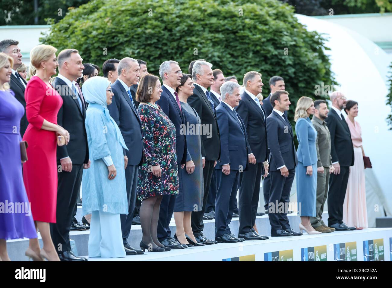 Vilnius, Lituania. 11 luglio 2023. Una foto di famiglia durante la cena sociale per i leader mondiali e i loro coniugi durante il vertice di alto livello della NATO. Il Presidente della Lituania ospita la cena per i leader mondiali al Palazzo Presidenziale. L'agenda del vertice riguarda l'offerta dell'Ucraina di aderire all'organizzazione, il processo di adesione della Svezia, il potenziamento delle scorte di armi e la revisione dei piani. Credito: SOPA Images Limited/Alamy Live News Foto Stock