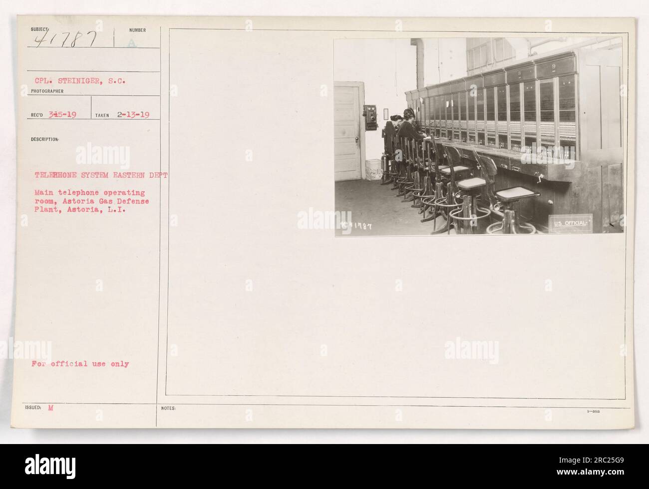 CPL. Steiniger, un fotografo, ha catturato una scena della sala operatoria principale del telefono nello stabilimento di Astoria gas Defense il 13 febbraio 1919. Questa camera era parte integrante del sistema telefonico estivo del dipartimento orientale. La fotografia è stata contrassegnata solo per uso ufficiale. Foto Stock