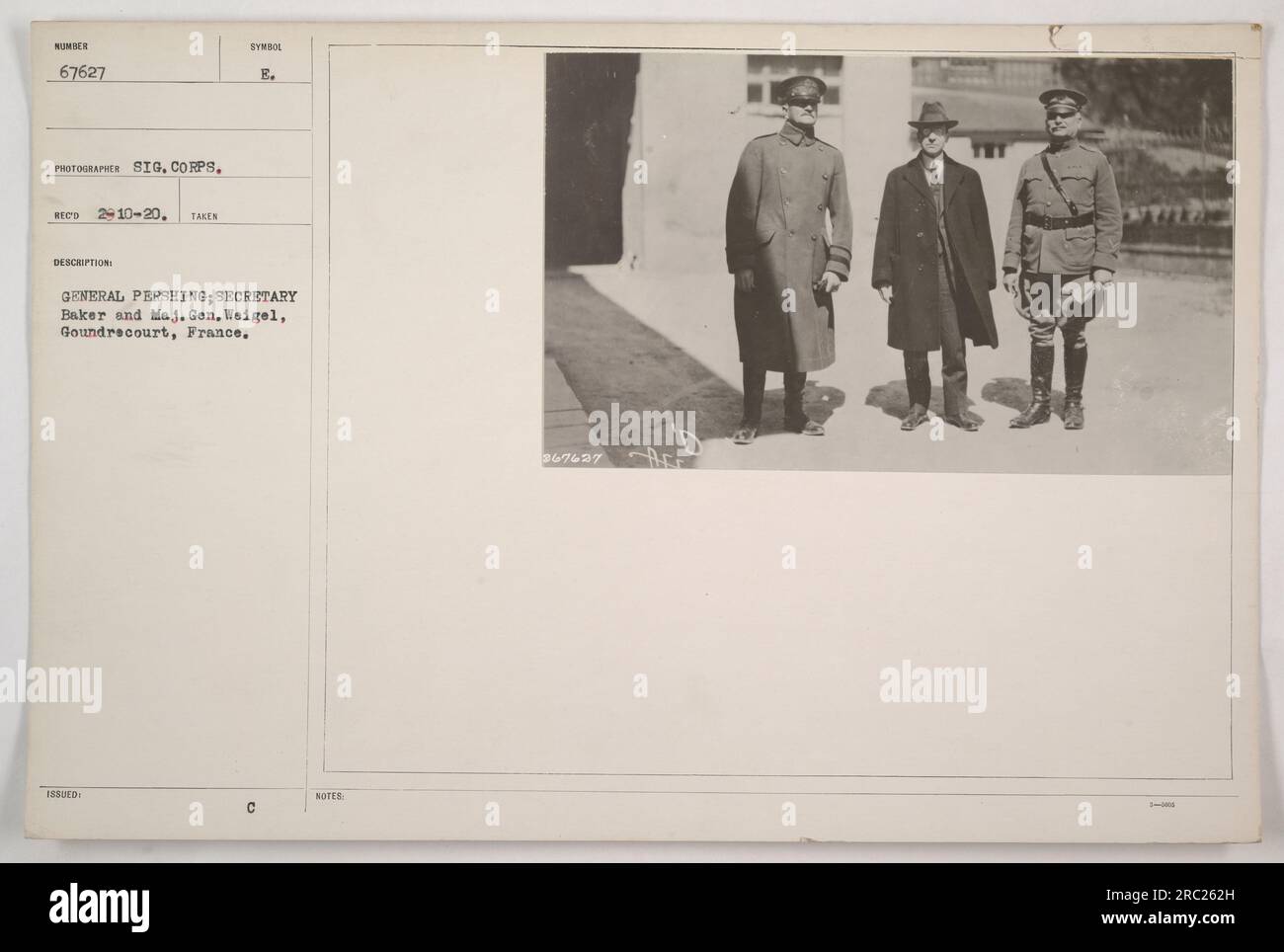 Il generale Pershing, il segretario Baker e il maggiore generale Weigel a Gondrescourt, Francia durante la prima guerra mondiale. La foto è stata scattata da un fotografo del Signal Corps. Simbolo di descrizione rilasciato al generale Pershing. Il Segretario Baker e il maggiore generale Weigel possono essere visti nell'immagine. Il numero di riferimento delle note fotografiche è 367697 1-400. Foto Stock