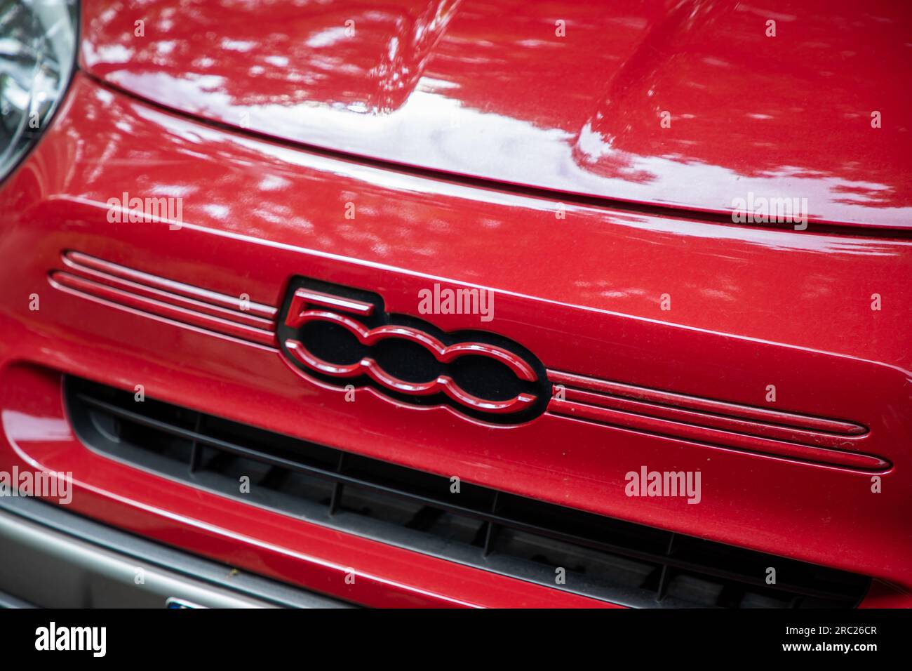 Bordeaux , Francia - 07 01 2023 : marchio Fiat 500 e e e testo del cartello 500 davanti alla nuova auto elettrica moderna ev Foto Stock