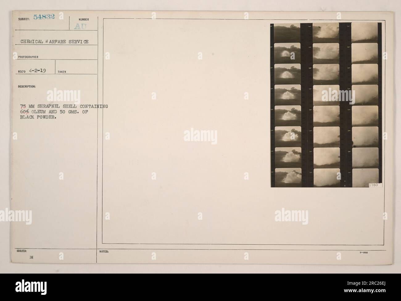 Soldati che preparano e ispezionano un proiettile da 75 MM durante la prima guerra mondiale Questo particolare guscio contiene il 60% di oleum e 50 grammi di polvere nera. Fotografia scattata il 2 aprile 1919 da un fotografo del Chemical Warfare Service. Le note indicano che sono stati emessi 1760 di questi proiettili. Foto Stock