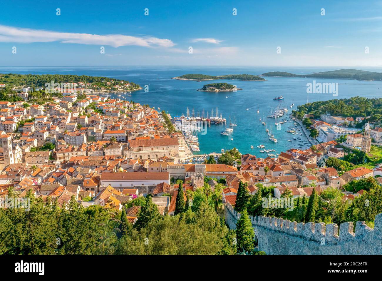Vista ad alto angolo della popolare località turistica e dell'isola di Hvar, Croazia, vista dalle mura di pietra collinari della sua fortezza spagnola del XIII secolo. Foto Stock