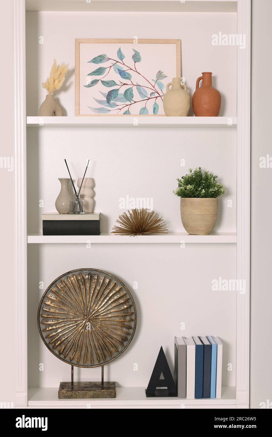 Design degli interni. Scaffali con accessori eleganti e libri in interni  Foto stock - Alamy