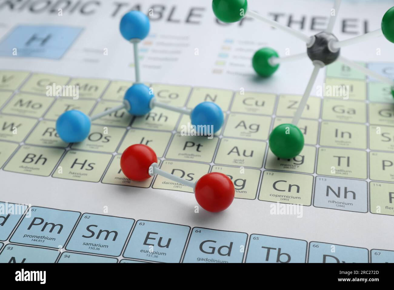 Modelli molecolari su tavola periodica di elementi chimici Foto Stock