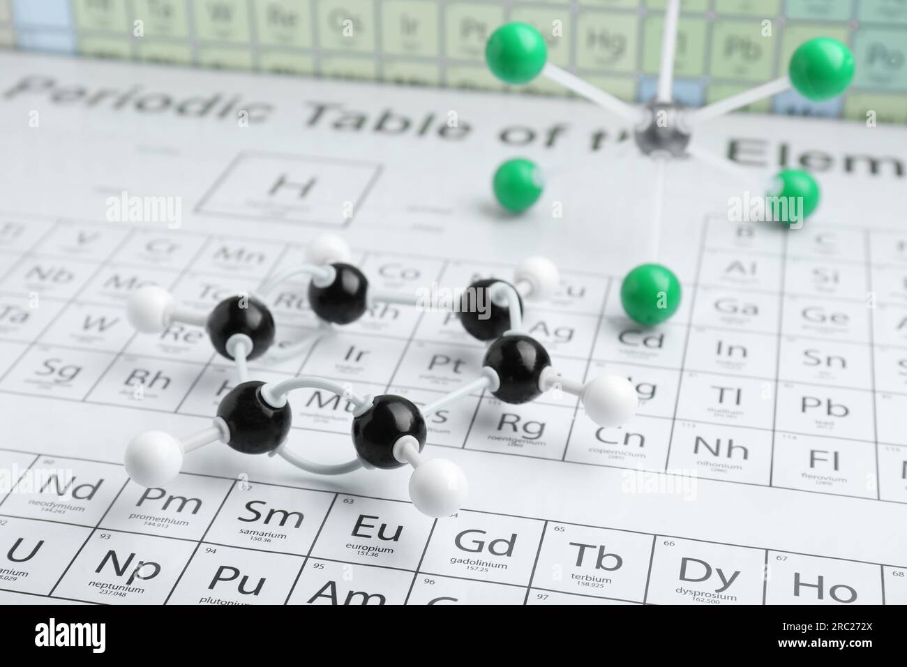 Modelli molecolari su tavola periodica di elementi chimici Foto Stock