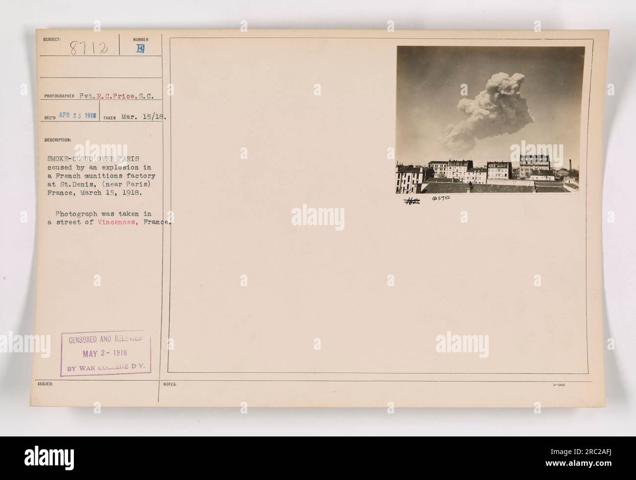 Fatto: Questa fotografia, numerata 111-SC-8712, è stata scattata il 15 marzo 1918 da Pvt. R. C. Price e S. C. Reed. Raffigura una nuvola di fumo su Parigi, causata da un'esplosione in una fabbrica di munizioni francese vicino a St. Denis. La foto è stata scattata in una strada a Vincennes, in Francia. È stato censurato e pubblicato il 2 maggio 1918 da War Cullue D.V. Le note del 1974 indicano il suo numero come $ 712. Foto Stock