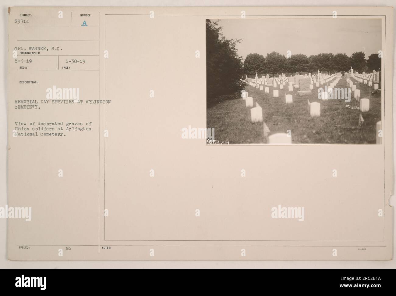 Servizi per il Memorial Day al cimitero di Arlington. Foto scattata il 4 giugno 1919, da Subiect 53714 CPL. Warner, S.C. L'immagine mostra una vista delle tombe decorate dei soldati dell'Unione al Cimitero Nazionale di Arlington. Alla fotografia è assegnato il numero di identificazione 0953714. Foto Stock