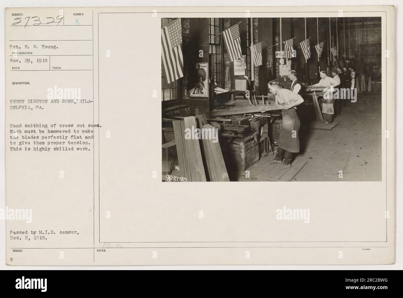 Il privato R. W. Young dimostra la lavorazione manuale di seghe trasversali durante la prima guerra mondiale. Ogni lama deve essere martellata per garantire la planarità e la corretta tensione, richiedendo grande abilità. Questa immagine fu scattata a Philadelphia da Henry Disston and Sons il 29 novembre 1918. Ha superato il censore M.I.D. ed è stato rilasciato con la didascalia "SPIRIT Britis". Foto Stock