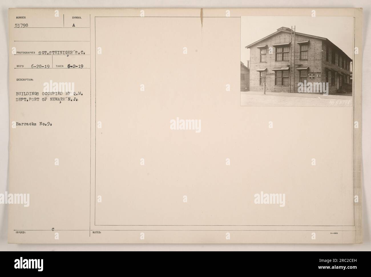 La caserma n. 9 nel porto di Newark, nel New Jersey, fu occupata dal Dipartimento dei Quartermaster durante la prima guerra mondiale. Questa fotografia, scattata il 2 giugno 1919 dal sergente Steiniger, mostra gli edifici utilizzati per attività militari. L'immagine fa parte di una collezione di fotografie che documentano le operazioni militari americane durante la guerra. Foto Stock