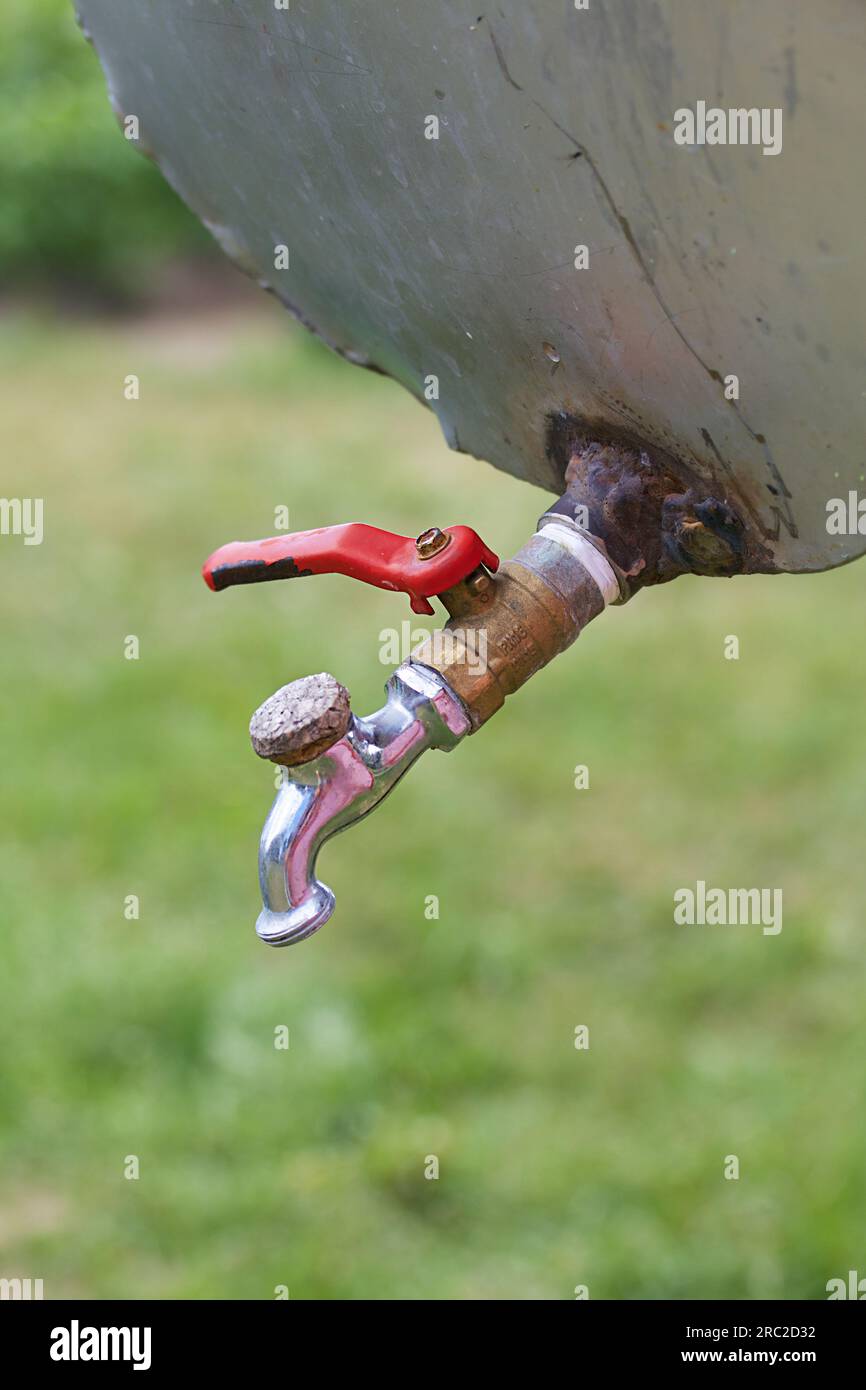 Acqua di rubinetto. Incorporato in un serbatoio in acciaio inox. Primo piano. Foto Stock