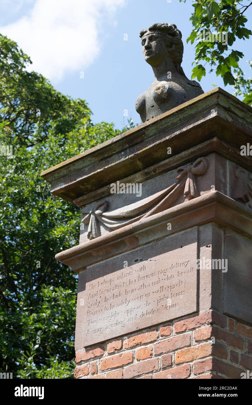 Sfinge in un angolo dei giardini, Castle Bromwich Hall Gardens, West Midlands, Inghilterra, Regno Unito Foto Stock