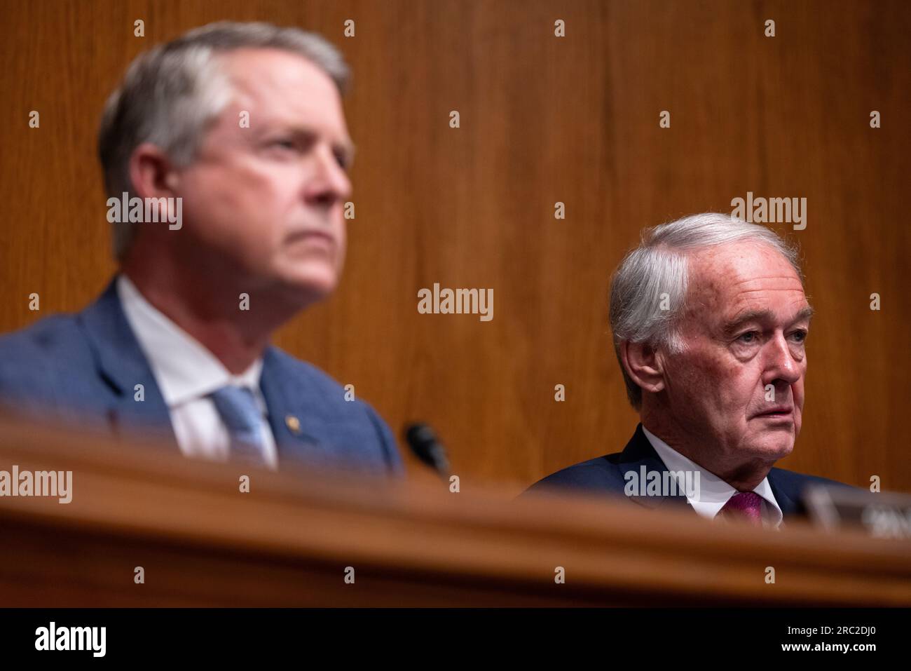 Washington, Stati Uniti d'America. 11 luglio 2023. Il senatore degli Stati Uniti Roger Marshall (repubblicano del Kansas) e il senatore degli Stati Uniti ed Markey (democratico del Massachusetts) durante un'audizione del Senato per la salute, l'istruzione, il lavoro e le pensioni sulla salute primaria e la sicurezza pensionistica esaminando i superbug, martedì 11 luglio 2023, nel Dirksen Senate Office Building a Washington, DC credito: Julia Nikhinson/CNP/Sipa USA credito: SIPA USA/Alamy Live News Foto Stock