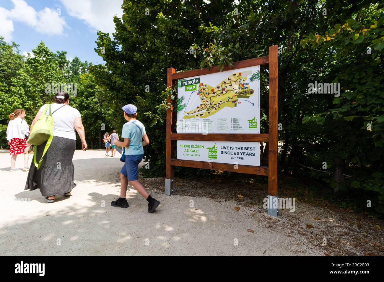 Mappa dello zoo di Veszprem su un cartello di legno con i visitatori, Veszprem, Ungheria Foto Stock