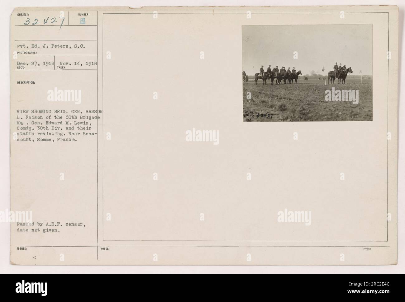 Didascalia: Brig. Il generale Samson L. Paisons della 60th Brigade e il maggiore generale Edward M. Lewis, comandante della 30th Division, insieme al loro rispettivo staff, sono visti rivedere le truppe vicino a Beau-Court, somme, in Francia durante la prima guerra mondiale. Foto scattata in una data sconosciuta, ma cancellata dal censore A.E.F. Foto Stock