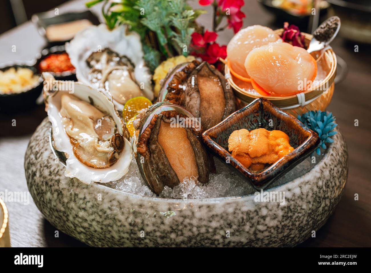 Piatti di cucina di pesce come sfondo per una cena gourmet sull'oceano. capesante, conchiglie, ostriche, caviale e altre prelibatezze di pesce. Foto Stock