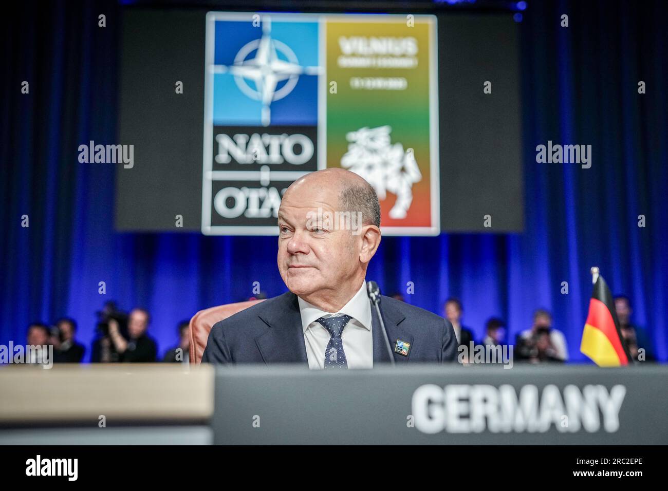 Vilnius, Lituania. 12 luglio 2023. Il cancelliere tedesco Olaf Scholz (SPD) partecipa al vertice della NATO. I temi includeranno ulteriori misure per rafforzare la deterrenza e la difesa. Inoltre, si devono discutere gli obiettivi per la spesa per la difesa e un ulteriore sostegno all'Ucraina. Crediti: Kay Nietfeld/dpa/Alamy Live News Foto Stock