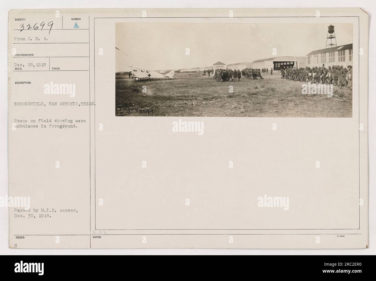 Un'ambulanza aerea è vista in un campo a Brookfield, San Antonio, Texas durante la prima guerra mondiale. La foto è stata scattata da un fotografo del D.M.A. il 28 dicembre 1918. È stato ispezionato e autorizzato dal censore M.I.D. il 30 dicembre 1918. Foto Stock