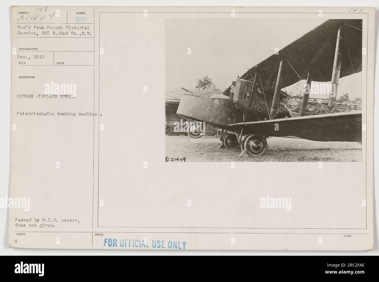 Questa fotografia mostra una macchina da bombardamento tedesca di Friedrichshafen durante la prima guerra mondiale. L'immagine è stata scattata nel dicembre 1918 e ottenuta dal servizio pittorico francese. È etichettato come "solo per uso ufficiale" ed è stato approvato dal M.I.D. (Military Intelligence Department) censore, anche se la data esatta di approvazione non è specificata. Foto Stock