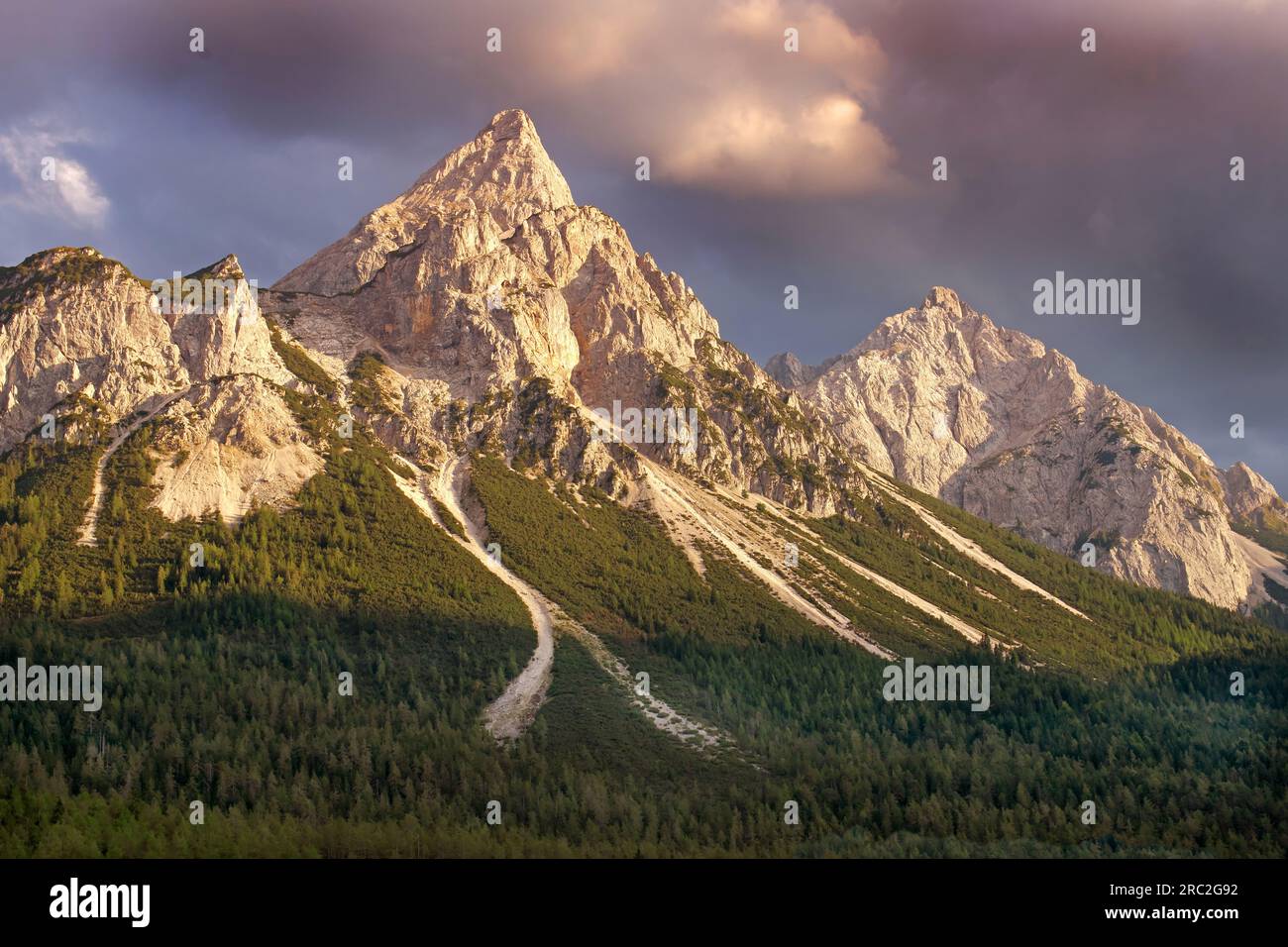 Sonnenspitze (2408 m) e Schartenkopf (2332 m) sopra Ehrwald, Tirolo, Austria. Foto Stock