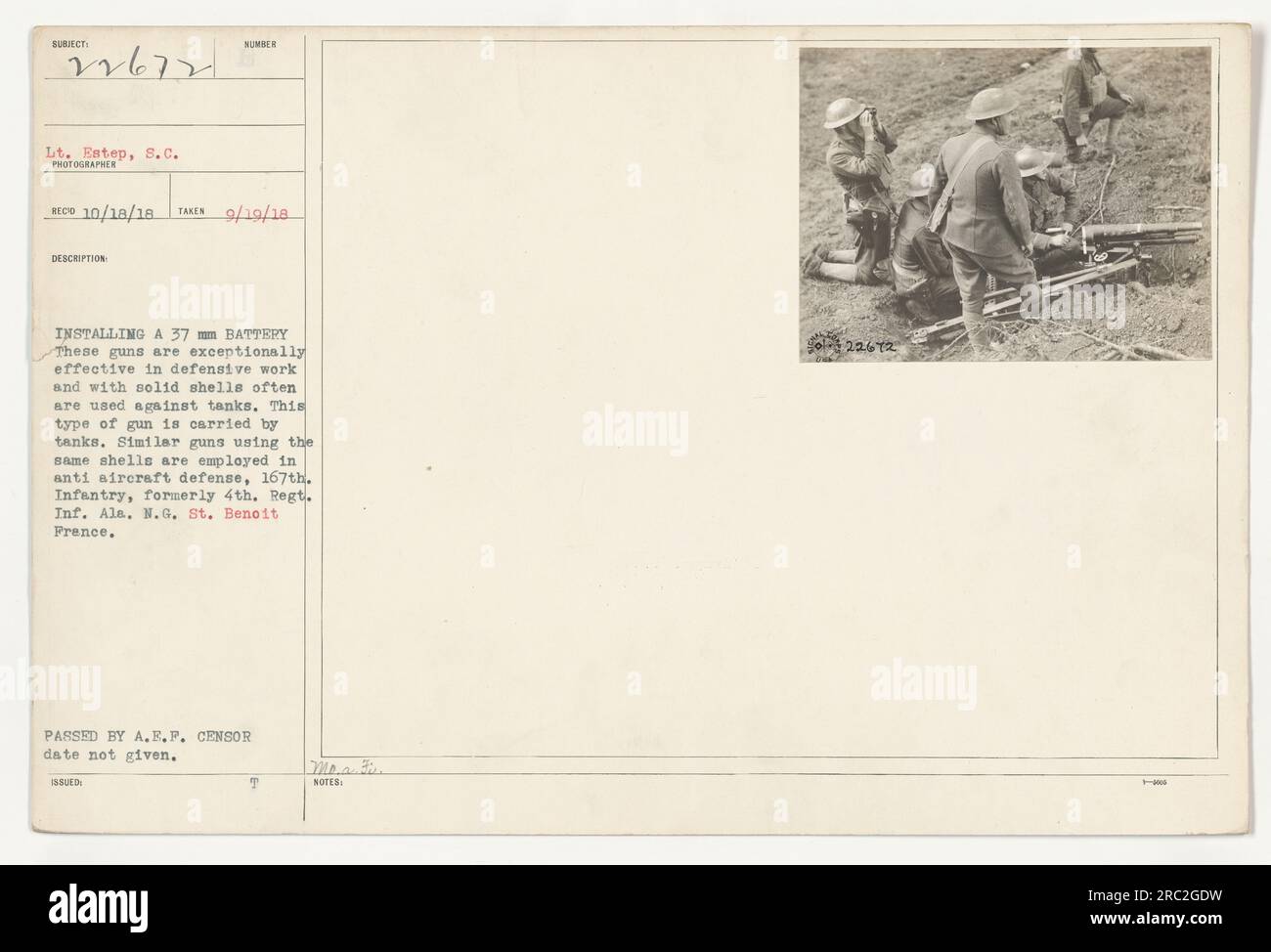 Viene mostrato il passo del S.C. installazione di una batteria da 37 mm. Questi cannoni sono altamente efficaci nel lavoro difensivo, spesso usati contro i carri armati. Sono usati anche nella difesa antiaerea. Questa foto è stata scattata il 19 settembre 1918 a St. Benoit, Francia da un fotografo non identificato. È stato approvato dalla censura A.E.P. ma la data di approvazione è sconosciuta. Il cannone è trasportato da carri armati, e cannoni simili che usano gli stessi proiettili sono usati dal 167th Infantry, ex 4th Regiment, Ale. N.G. Foto Stock