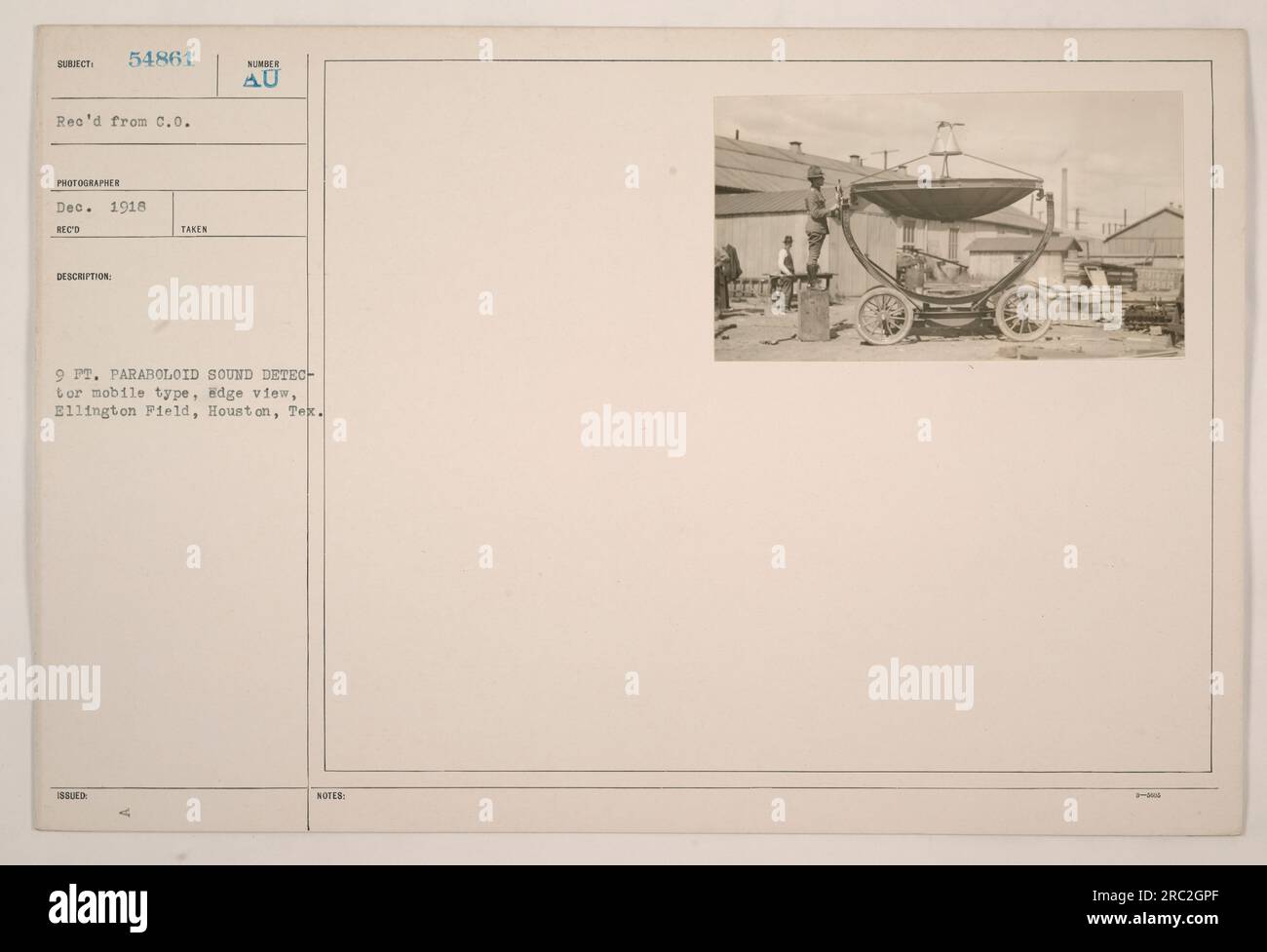Una fotografia che mostra una Rilevatore di suoni Paraboloid di tipo mobile, catturato in una vista laterale all'Ellington Field di Houston, Texas. Scattata nel dicembre 1918, l'immagine fa parte delle fotografie delle attività militari americane durante la prima guerra mondiale. Si noti che le dimensioni del rilevatore sono 30x4. Foto Stock
